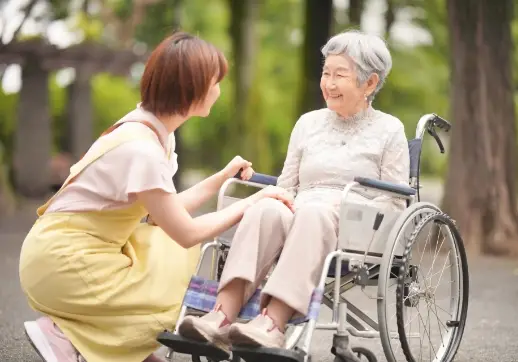 入居者とスタッフが笑顔で会話している様子