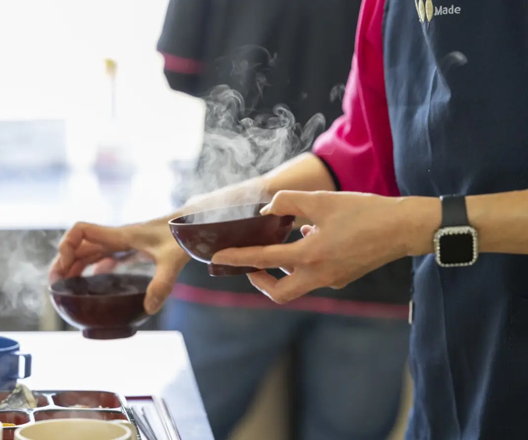 スタッフが食事の配膳を行っている様子