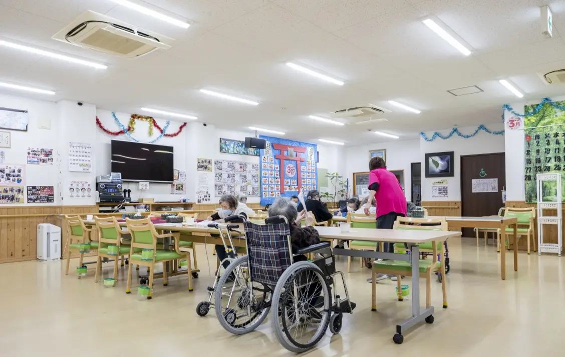 利用者がゆったりと過ごせるデイルームの様子
