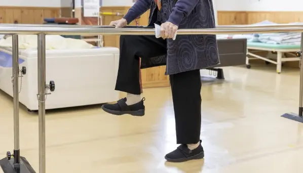 利用者が歩行訓練を行っている様子