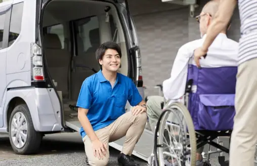 スタッフが送迎車で利用者を迎えに向かう様子