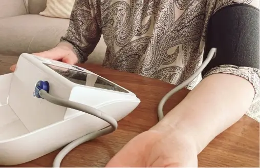 スタッフが利用者の血圧を測定している様子