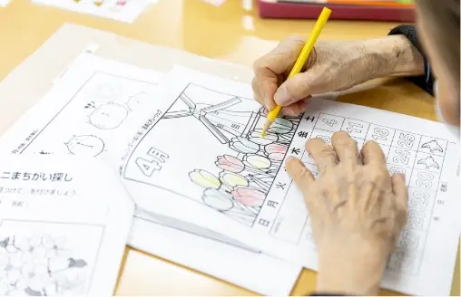 塗り絵を楽しむ利用者の様子