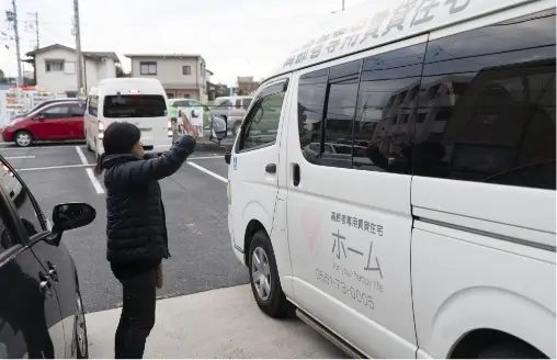 スタッフが送迎車で利用者を送迎している様子