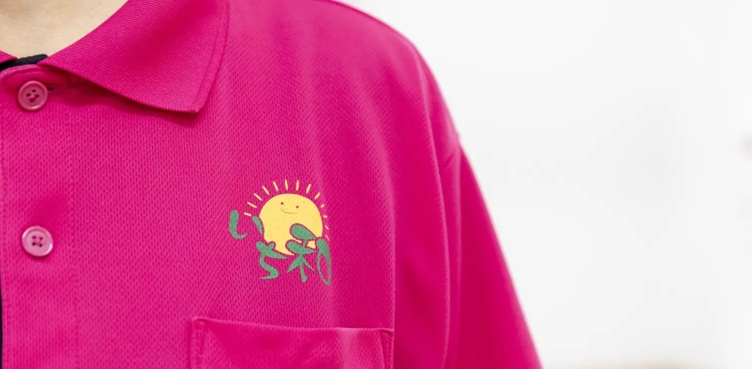 スタッフ制服のロゴ