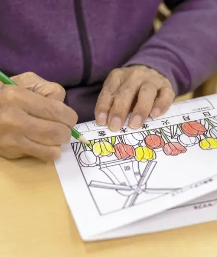 塗り絵を楽しむ入居者の様子