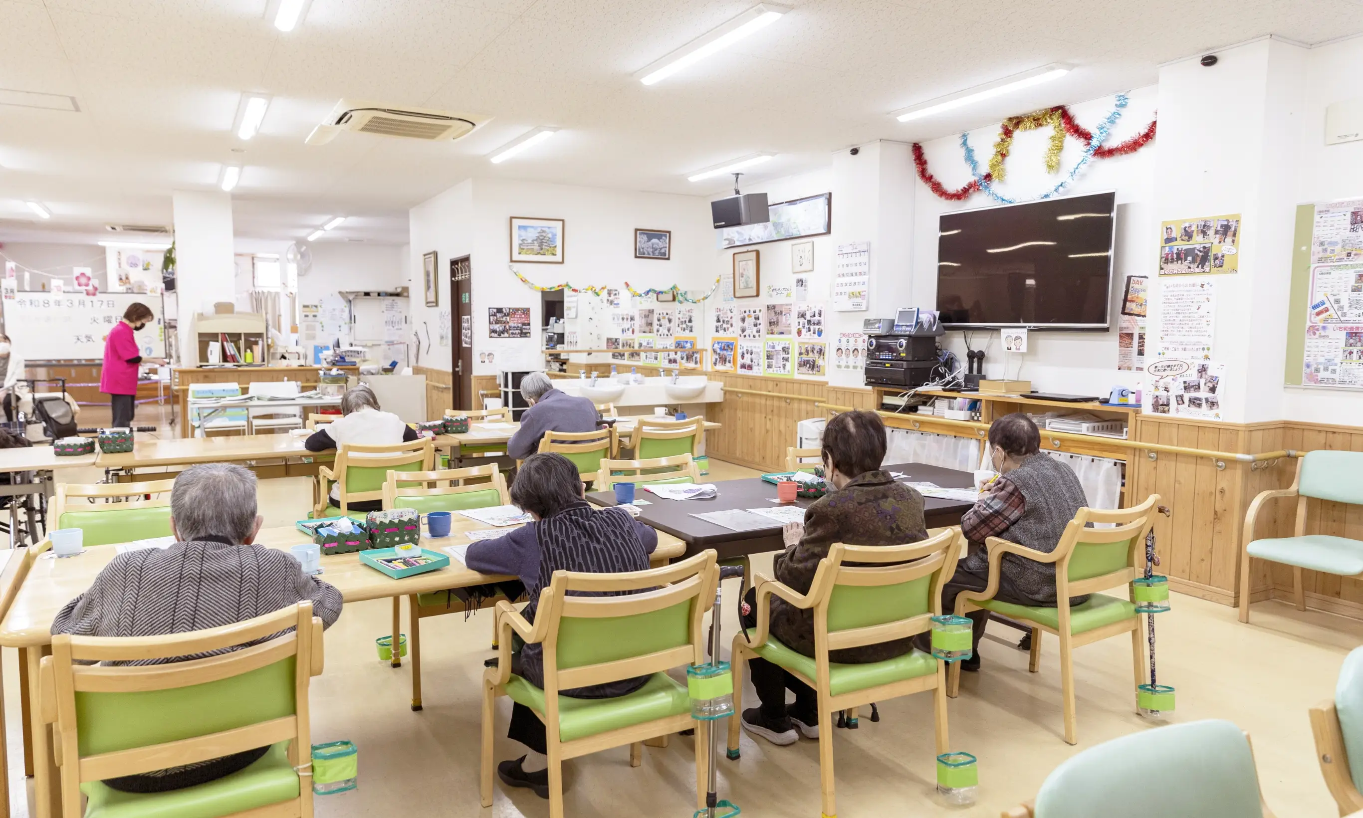 共有スペースでゆったりと過ごす入居者の様子