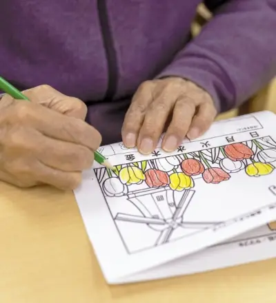 塗り絵を楽しむ入居者の様子