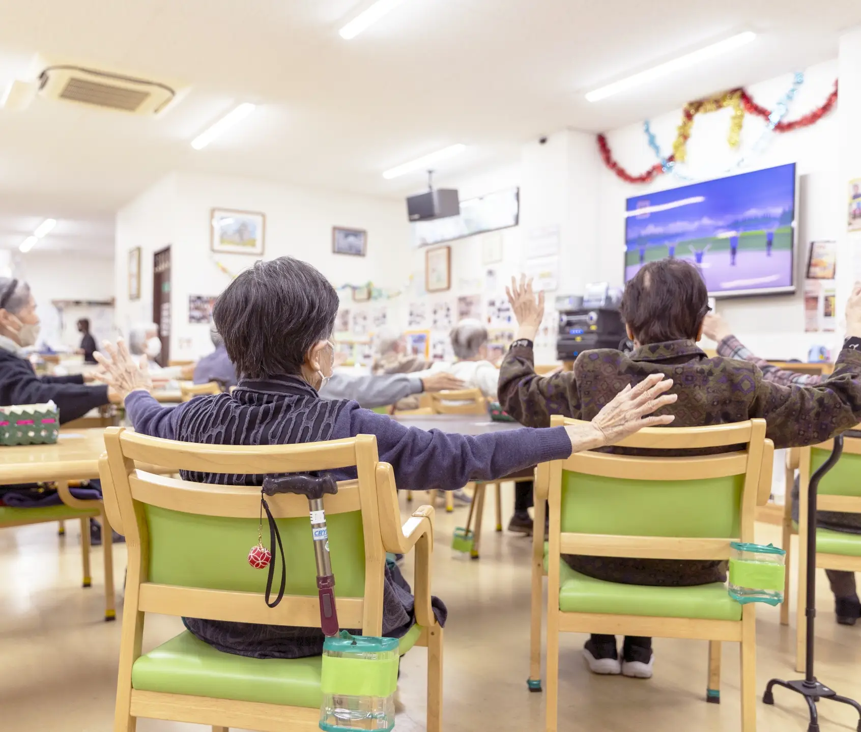 共有スペースでみんなで運動を行っている様子