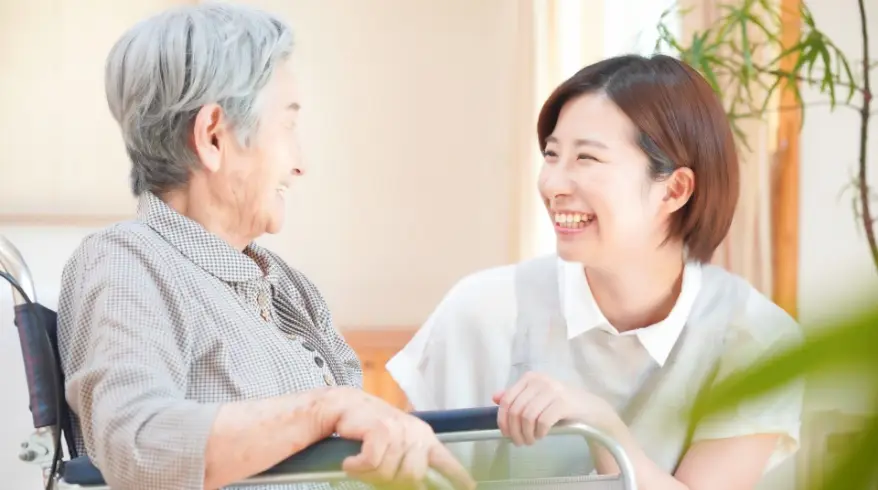 利用者とスタッフが笑顔で会話している様子